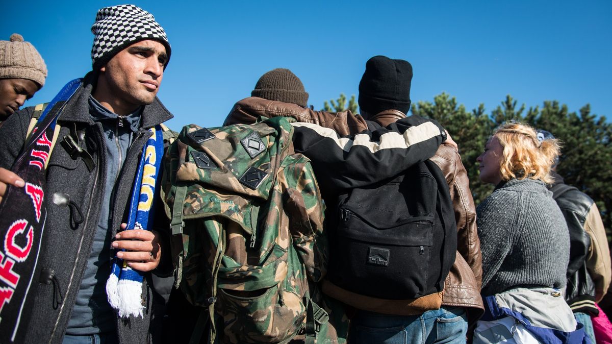 Francie nabízí migrantům z táborů v Calais bydlení, ale mimo město